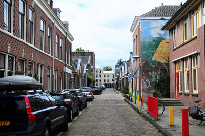 904746 Gezicht in de Kruisdwarsstraat te Utrecht.